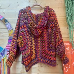 Abrigo Crochet Capucha Morado